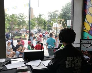 Rádio Faneca no ar no centro histórico de Ílhavo.