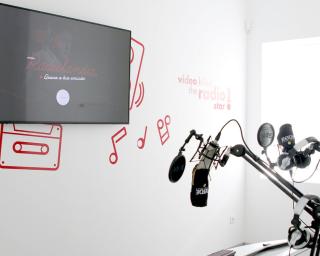 UA recebe conferência sobre rádio.
