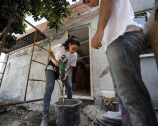 Fundação Mão Amiga e parceiros reabilitam casas de família em Sever do Vouga com a ajuda de jovens voluntários.