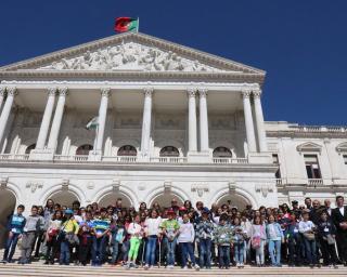 Alunos de escolas de São Salvador em visita à Assembleia da República.