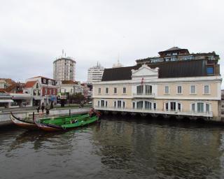 Galeria da antiga Capitania recebe exposição de pintura 'Pontes em Bioética na Ria de Aveiro'.