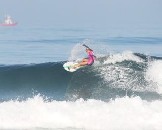 Jovens praticantes de surf em competição na Costa Nova.