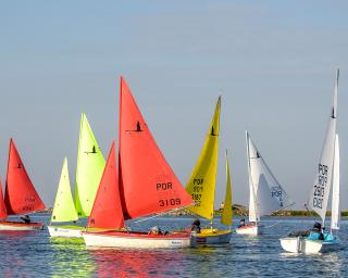 Academia de Vela do Sporting Clube de Aveiro procura voluntários para apoio às aulas de vela adaptada.