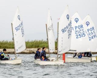 Academia de vela do Sporting de Aveiro retoma atividades na ria.