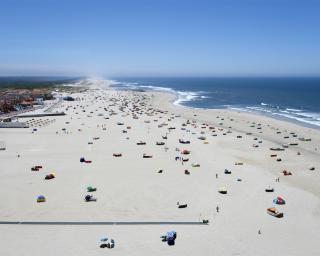 Dois jovens em dificuldades no mar resgatados na praia da Torreira.