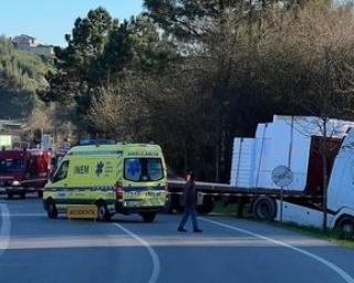 Acidente de viação causa dois feridos (um em estado grave). 